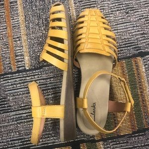 Clark’s Jaina yellow leather sandals size 9 1/2